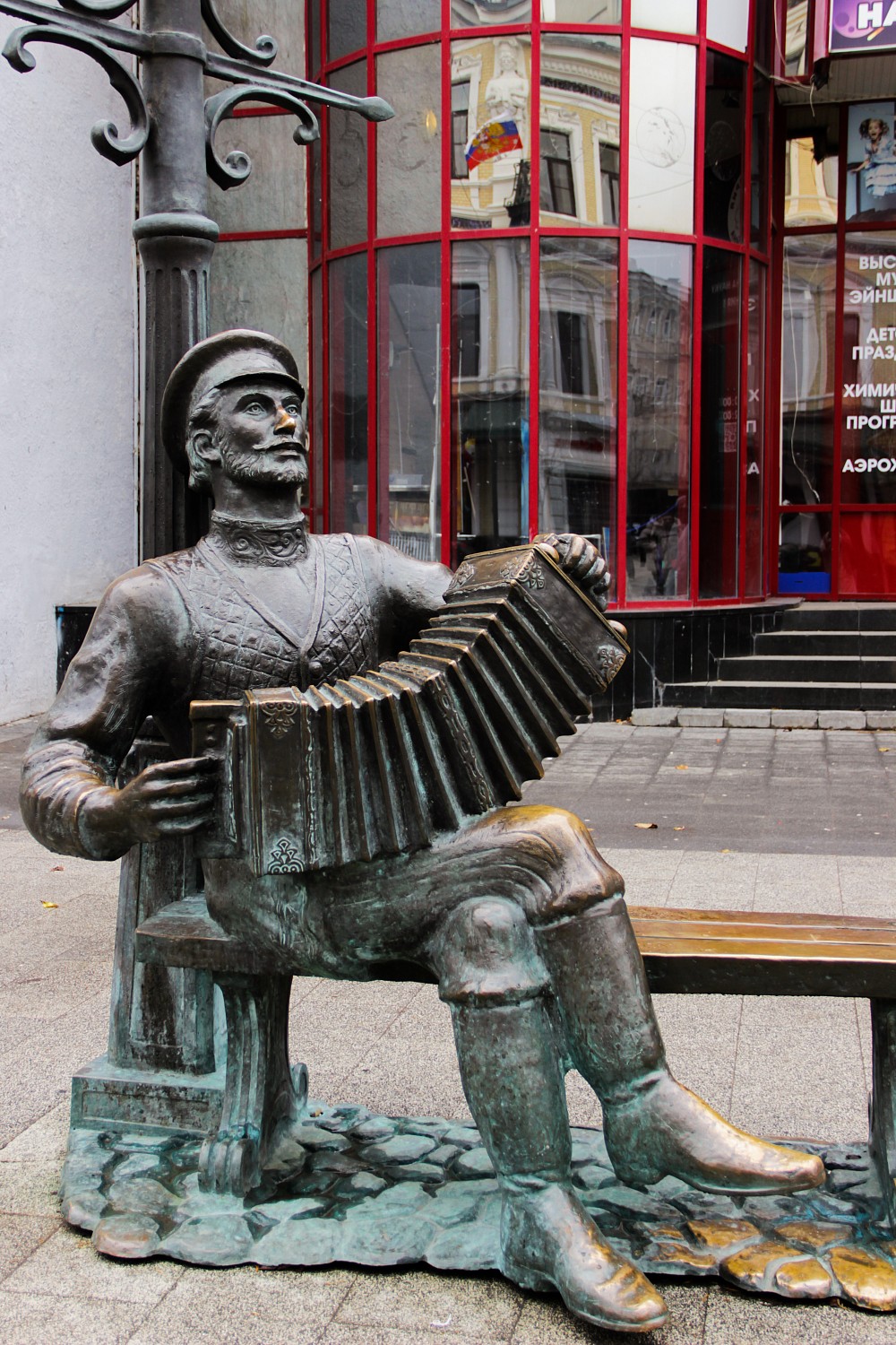 Памятник саратовской гармонике